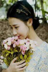 儿子给妈妈换尿片